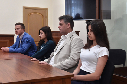Обвиняемые Ангелина (справа) и Крестина Хачатурян (вторая слева) во время заседания суда