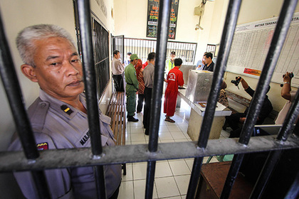 В индонезийской тюрьме придумали способ побороть геев