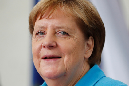 Стали известны слова Меркель во время приступа дрожи