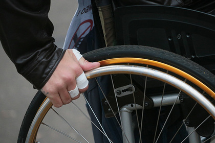 Российский инвалид на коляске получил баррикаду вместо подъемника