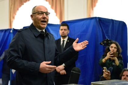 Андрей Парубий во время голосования на выборах президента Украины