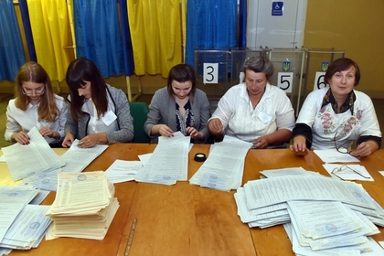 Подсчет голосов досрочных выборов в Верховную раду Украины на одном из избирательных участков Львова