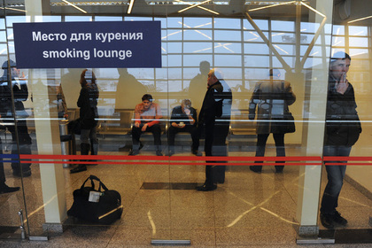 С россиян захотели брать деньги за курение в аэропортах
