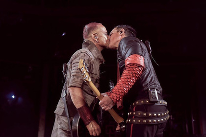 Члены Rammstein поцеловались во время концерта в Москве назло гомофобам