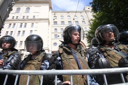 На несогласованной акции в Москве начались задержания