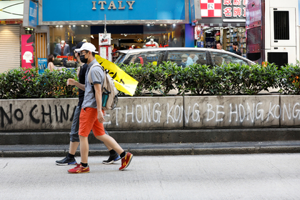 Конфликт с Китаем опустил экономику Гонконга на дно