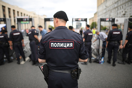 Российского полицейского уволят за драку с подростком