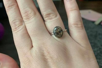 Женщина сделала кольцо из пуповины ребенка и была обругана в сети