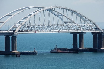 С Крымского моста срезали первый свадебный замок
