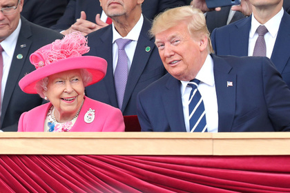 Елизавета II пожаловалась на испортившего ее газон Трампа