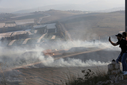 Дым от снарядов в ливанской деревне