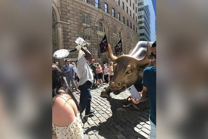Знаменитую статую быка на Уолл-стрит повредили