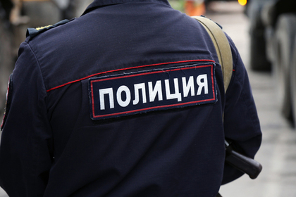 Московский полицейский напал на прохожих с пистолетом и сломал коллеге нос