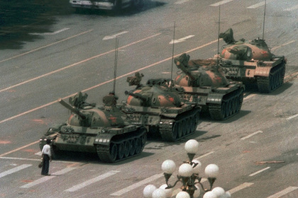 Умер автор знаменитого снимка с человеком и танками на площади Тяньаньмэнь