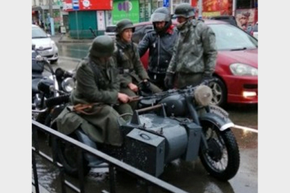 Россиян наказали за катание на военном мотоцикле в форме вермахта
