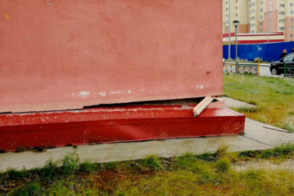 Российские коммунальщики «починили» дом доской