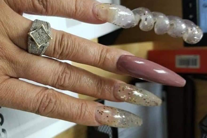 Женщина похвасталась кольцом и была обругана за неопрятные ногти-спирали