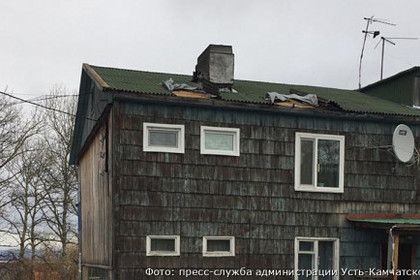 Сильный ветер повредил крыши домов и остановки в российском регионе