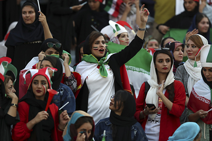 Иранские болельщицы во время матча против Камбоджи