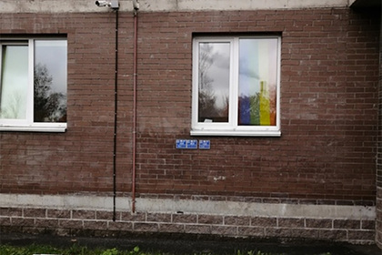 Жителей дома в российском городе заставили снять с окна ЛГБТ-штору