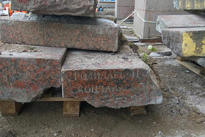 В центре Москвы нашли замощенную могильными плитами улицу