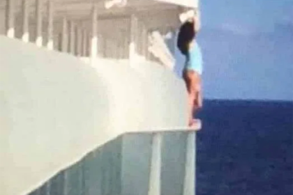 Туристка забралась на край круизного лайнера для эффектного фото и была наказана
