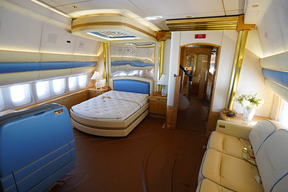 Роскошный салон Boeing 747 королевской семьи показали изнутри