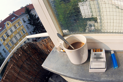 Россиянин засудил соседку за курение на балконе