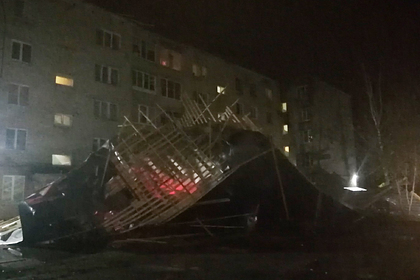 Свежеотремонтированную крышу российского дома унесло ветром