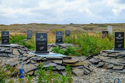 Российские школьницы осквернили кладбище