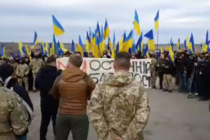 Десятки националистов приехали к месту разведения войск в Донбассе