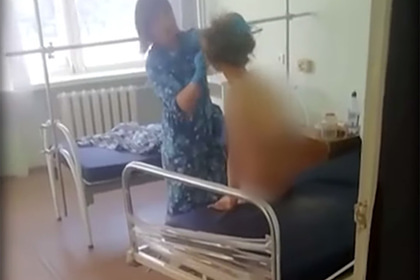 Главврача российской больницы наказали за умывание пациентки тряпкой