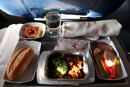 Россияне объяснили преимущество еды из дома для перекуса в самолете
