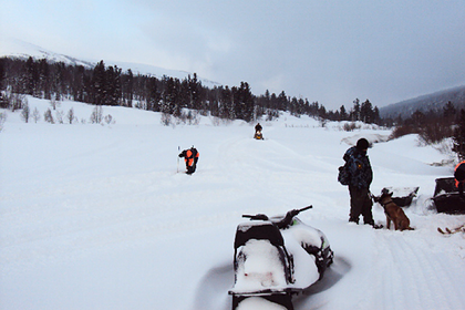 Двух туристов на снегоходе накрыло лавиной в российских горах