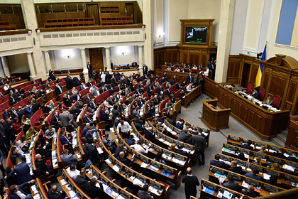 Заявившую о преследованиях депутата исключили из фракции Зеленского