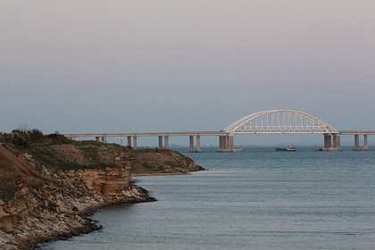 Грузовые суда под мостом через Керченский пролив