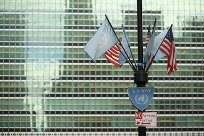 Флаги ООН и США