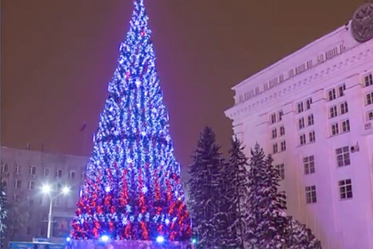 В российском городе установили елку втрое дороже кремлевской