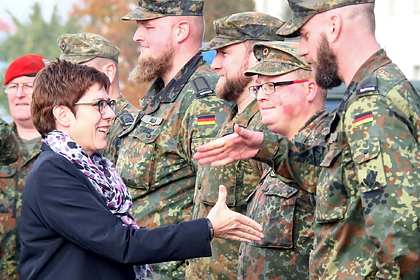 Министр обороны Германии Аннегрет Крамп-Карренбауэр приветствует солдат