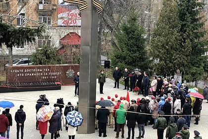 Российские чиновники сочли пропагандой поверженную свастику на мемориале