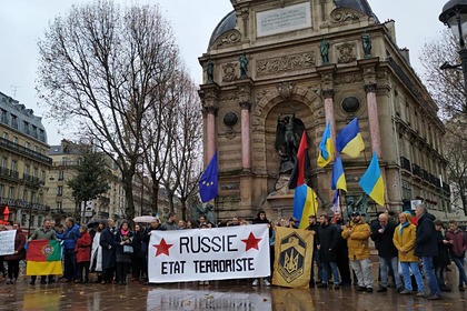 Украинцев забросали яйцами в Париже
