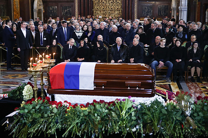 Родственники объяснили закрытый гроб на похоронах Лужкова