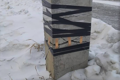 Россияне склеили изолентой и лейкопластырем треснувший бетонный столб