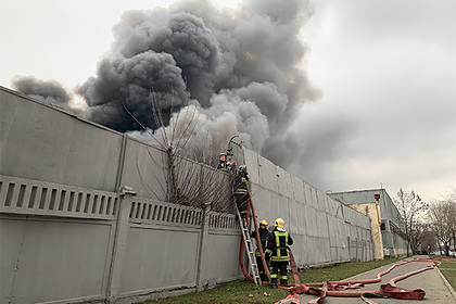 Пожар на складе тканей в Москве разросся до площади футбольного поля