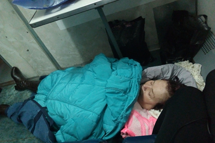 Россиянку с инсультом повезли в больницу на полу вагона
