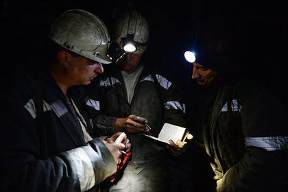 Бастующим из-за зарплаты российским шахтерам выдали продуктовые карточки
