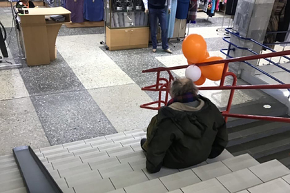 Россиянин без ног ежедневно ползал по лестницам в ТЦ из-за проблем с пандусом
