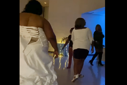 Тучную невесту высмеяли за разъехавшееся на свадьбе платье