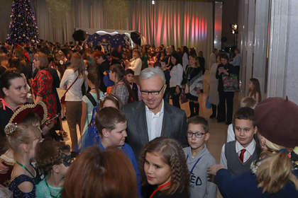 Приглашенных на губернаторскую елку российских школьников обязали сдать анализы