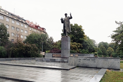 На памятник советскому маршалу в Праге повесили гирлянду из сарделек
